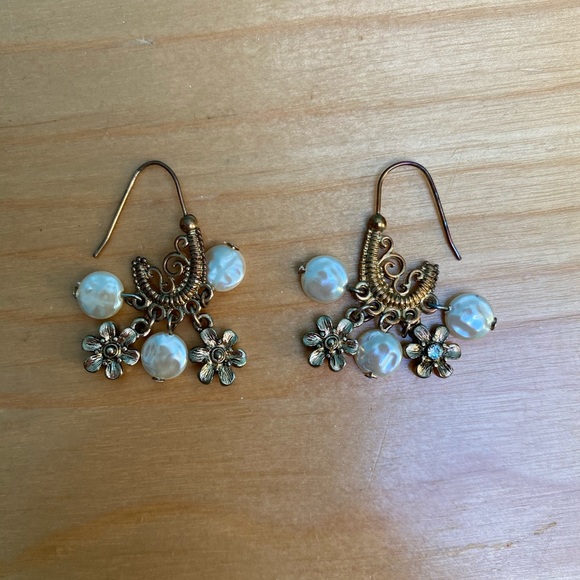 *NWOT* Gold Pearl Flower Dangling  Earrings - Picture 2 of 2